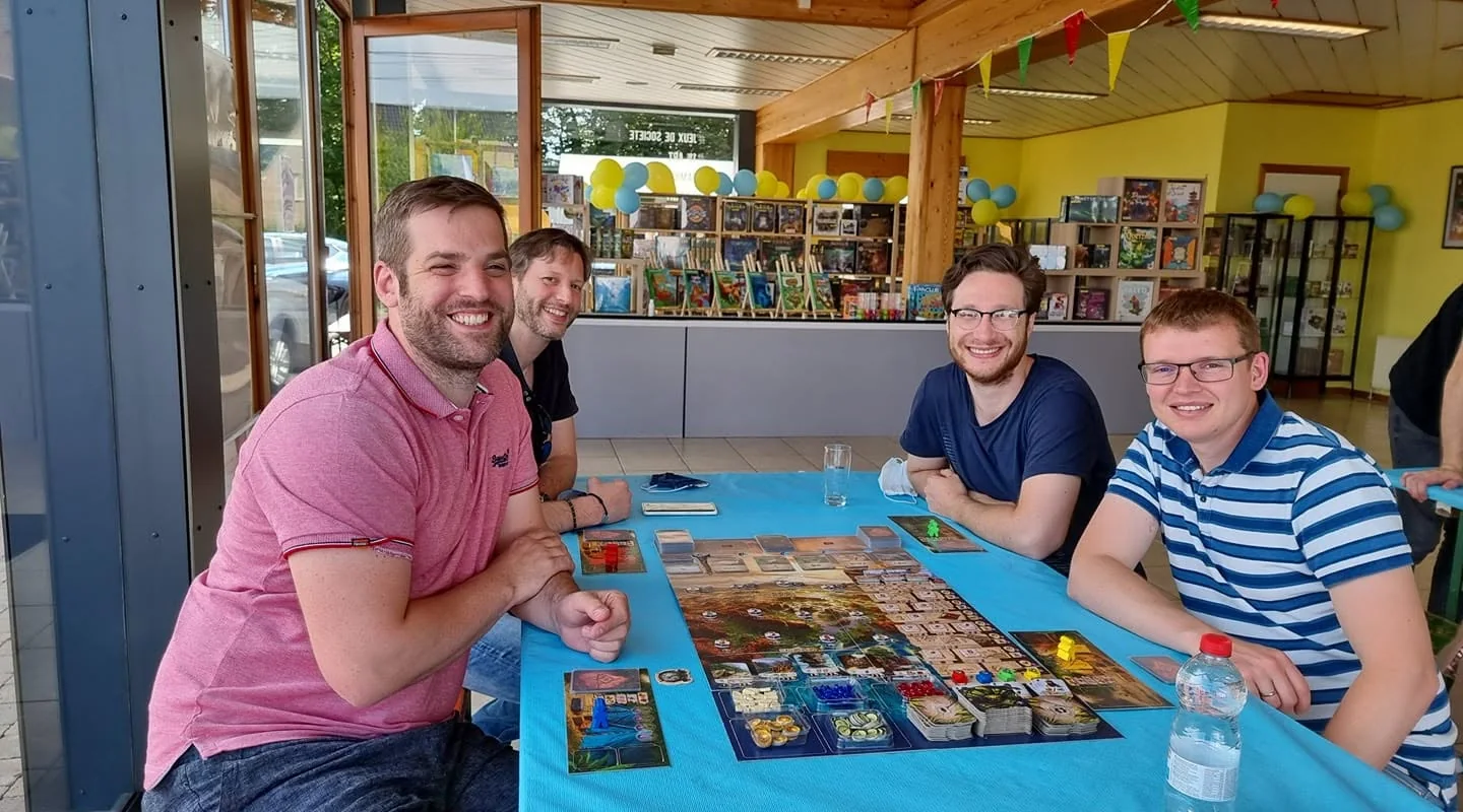 Un groupe souriant autour d'une table de jeu