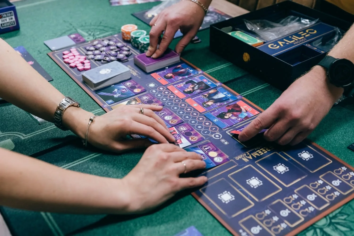 Des joueurs manipulent le matériel d'un jeu