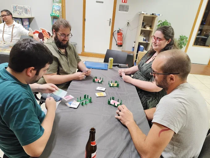 Des participants réunis pendant une soirée jeux