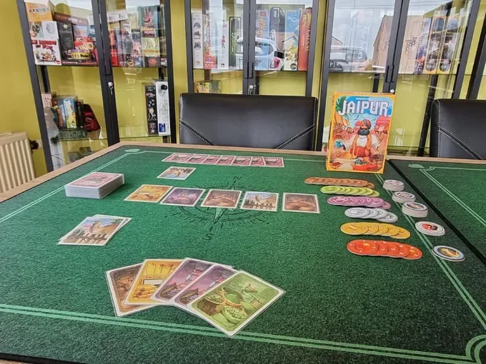 Un jeu installé sur une grande table de la boutique