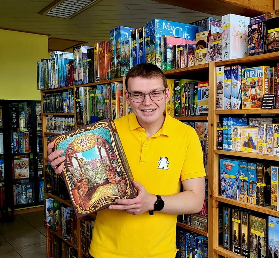 Grégory présente un jeu dans la boutique