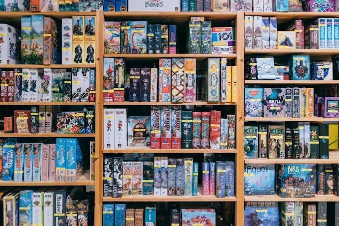 Un grand rayon rempli de jeux de société
